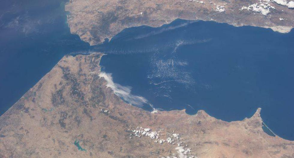 El estrecho de Gibraltar une a Europa con África. (Foto: NASA)