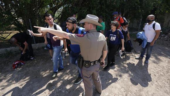 En esta foto del 16 de junio de 2021, un agente del Departamento de Seguridad Pública en Del Rio, Texas, dirige hacia un lugar a un grupo de migrantes que cruzaron la frontera y se entregaron a las autoridades. (AP Foto/Eric Gay, Archivo).