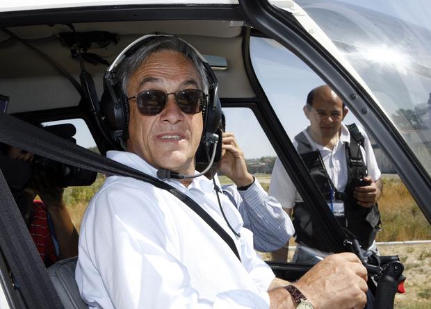 Sebastián Piñera is seen aboard his helicopter after voting in Santiago, on January 15, 2006. (Photo by STRINGER / AFP).