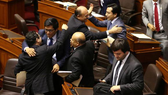 Los congresistas de la bancada oficialista celebran entre abrazos la no vacancia de PPK. (Foto: Reuters)