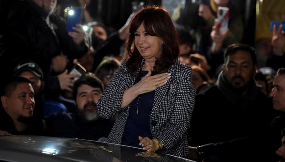 La vicepresidenta de Argentina, Cristina Kirchner, enjuiciada por presunta corrupción, saluda a los simpatizantes que se manifiestan frente a su residencia en Buenos Aires, el 29 de agosto de 2022. (Foto por Luis ROBAYO / AFP)