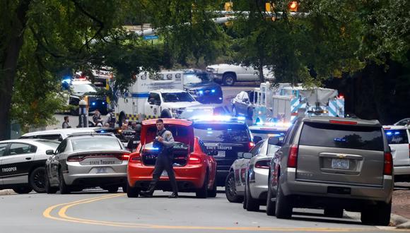 Agentes de la policía de Chapel Hill acuden a la Universidad de Carolina del Norte tras un tiroteo en el campus, el 28 de agosto de 2023. (Captura de Telemundo)