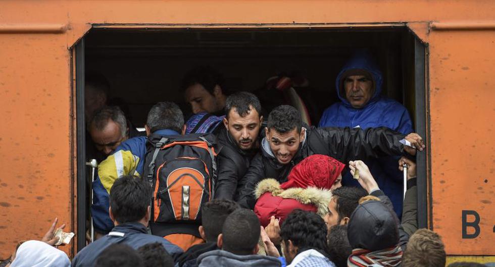 Refugiados se trasladan por Macedonia. (Foto: EFE)