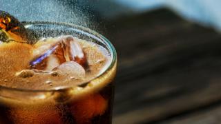 ¿Quiénes consumen más bebidas azucaradas en el Perú y por qué es peligroso?