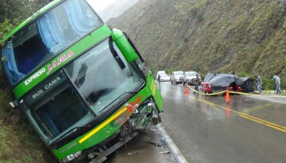 Pasco: choque entre bus y auto dejó un fallecido y 4 heridos