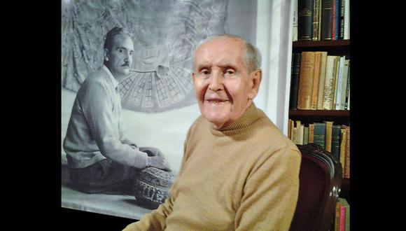 Francisco Miró Quesada C. en su biblioteca; detrás, la fotografía de su gran amigo.