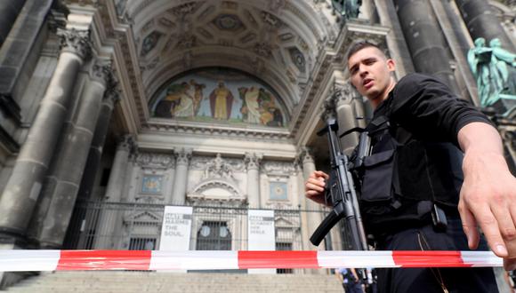 La policía llegó a la catedral de Berlín y acordonó la zona. (EFE)