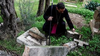 La indignación de la Iglesia Anglicana y de Reino Unido por las tumbas vandalizadas en un cementerio cristiano en Israel 