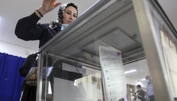 Una mujer vota en las elecciones rusas, que iniciaron hoy y terminan el domingo.  AP
