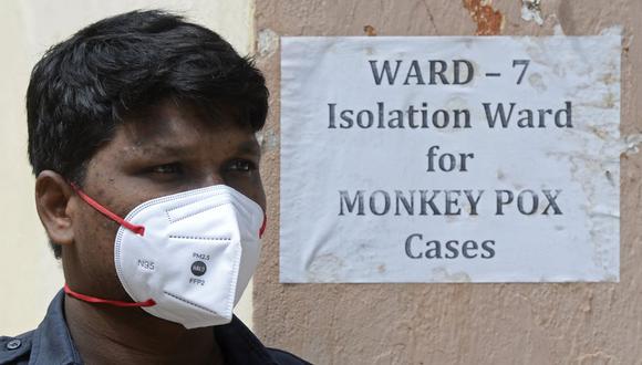 Un guardia de seguridad se encuentra en la entrada de una sala de aislamiento para pacientes con viruela del mono en un hospital gubernamental en Hyderabad el 25 de julio de 2022. (Foto de Noah SEELAM / AFP)