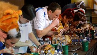 Glotón gana concurso por comer más de 4 kilos de pavo
