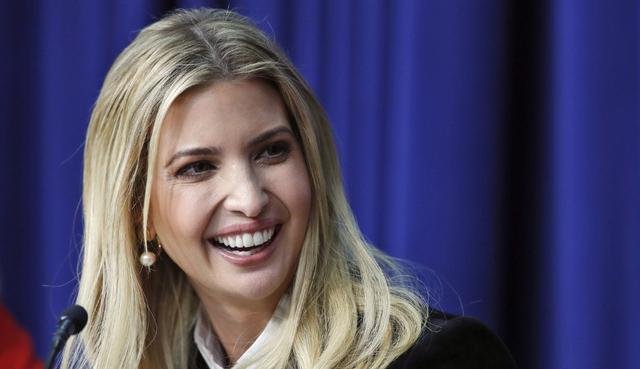 Ivanka Trump participó de una reunión en la que lució un vestido elegante y sencillo. (AP)