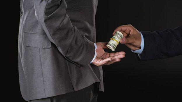 "¿La corrupción existe para esquivar las trabas burocráticas o la burocracia existe para dificultar la corrupción?", se pregunta el profesor Luciano Ciravegna. (Foto: Getty Images)