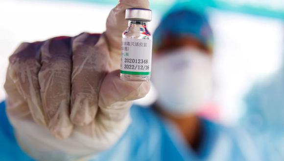 Un trabajador de salud sostiene para la cámara una dosis de la vacuna contra la enfermedad del coronavirus de Sinopharm (COVID-19), en Lima, Perú, el 9 de febrero de 2021. (REUTERS/Sebastian Castaneda).