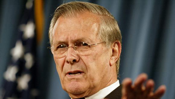 En esta foto tomada el 4 de mayo de 2004, el secretario de Defensa de Estados Unidos, Donald Rumsfeld, ofrece una conferencia de prensa en el Pentágono. (Foto de STEPHEN JAFFE). / AFP).