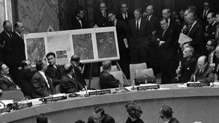 Octubre: En 1962 John F. Kennedy anuncia al mundo el bloqueo sobre Cuba por instalación de misiles soviéticos