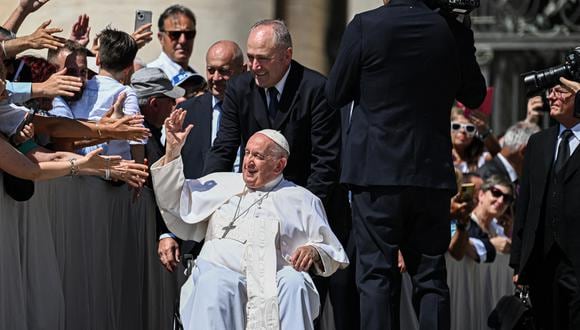 El Papa Francisco saluda a los asistentes cuando se va al final de la audiencia general semanal el 7 de junio de 2023 en la plaza de San Pedro como en el Vaticano. (Foto de Andreas SOLARO / AFP)