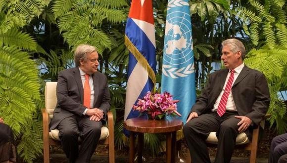 El presidente cubano Miguel Díaz-Canel (derecha) conversa con el secretario general de Naciones Unidas, Antonio Guterres, en el Palacio Revolución en La Habana. (Foto: Reuters)