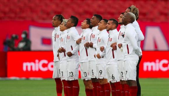 La selección peruana y aquel recordado gestos para llamar a la calma en medio de la crisis política que se vivía en el Perú en 2020: cantaron el himno nacional con los brazos entrelazados.