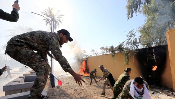 Militantes de Hezbolá lanzan bombas molotov contra la embajada de Estados Unidos en Bagdad, Irak. (REUTERS/Thaier al-Sudani).