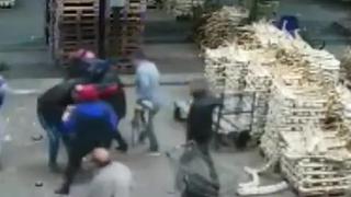 Intentó robarle la cartera a una mujer en el Mercado Central de Buenos Aires y fue linchado por los comerciantes | VIDEO