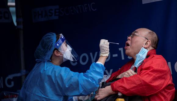 Un hombre se hace la prueba de coronavirus en Hong Kong el 12 de febrero de 2022. (Luisa Delmotte / AFP).