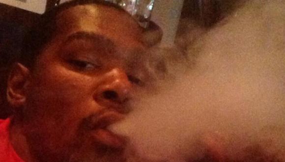Kevin Durant aparece fumando en foto publicada en su Twitter