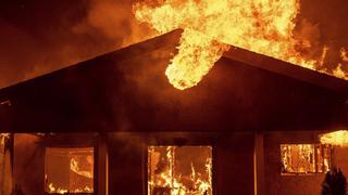 Miles huyen de voraz incendio forestal "Camp Fire" en California | FOTOS