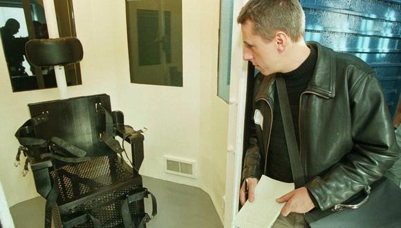 Un periodista alemán observa una cámara de gas utilizada para ejecutar a prisioneros en una penitenciaria en Florence, Arizona, el 11 de febrero de 1999. (Mike FIALA AFP/Archivo).