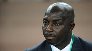 Federación de Nigeria da apoyo a Siasia, suspendido de por vida por la FIFA