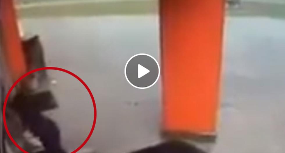 En YouTube apareció el video de una mujer que se logra salvar increíblemente de un tornado con una máquina expendedora. (Foto: captura)