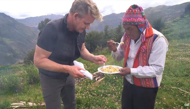 El aclamado chef británico Gordon Ramsay preparó huevos revueltos con gusanos en las altura del Valle Sagrado de los Incas, en Cusco. (YouTube)