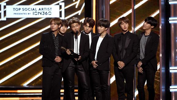 BTS en el escenario de los Billboard 2017 agradeciendo el premio al Mejor artista en redes sociales. (Foto: AFP)