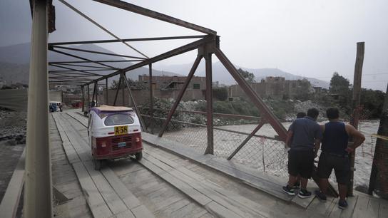 Puente Huampaní en riesgo por crecida de río Rímac