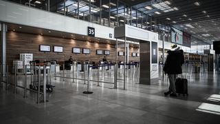 Cierre temporal de uno de los principales aeropuertos de Francia por el coronavirus | FOTOS