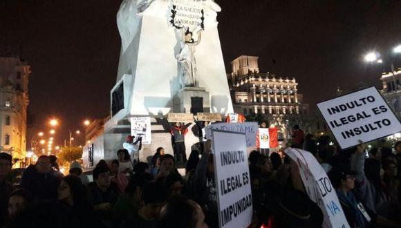 Anoche también se realizaron protestas contra el indulto a Alberto Fujimori, otorgado por PPK.  (Jorge Malpartida)