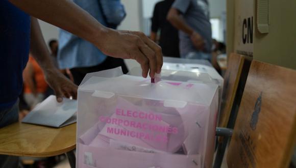 Un votante emite un voto en una mesa de votación durante las elecciones generales en Tegucigalpa, Honduras. (Foto: Tomas Ayuso / Bloomberg).