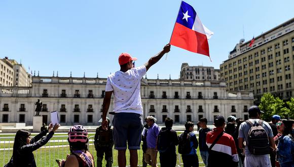 Chilenos acuden a las plazas en busca de soluciones a la crisis. (Foto: AFP)