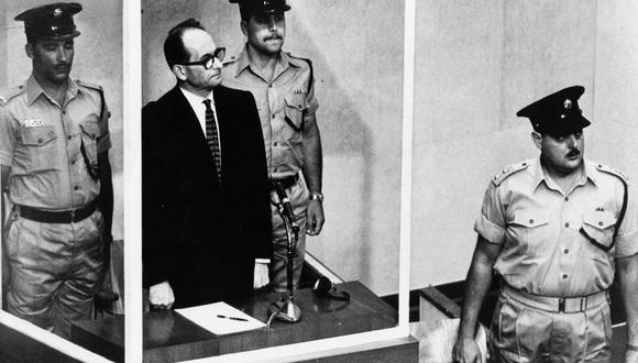 Uno de los golpes del Mossad fue dar con el prófugo nazi Adolf Eichmann en 1960. La historia fue rescatada por Netflix y convertida en una película. Foto del año siguiente que muestra a Eichmann parado en su jaula de vidrio, flanqueado por guardias, en la sala del tribunal de Jerusalén durante su juicio por crímenes de guerra. (Foto AP / Archivo).