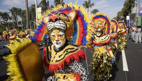 Artistas participan hoy, en el carnaval dominicano, en Santo Domingo (R. Dominicana). (EFE/Orlando Barría).