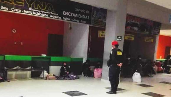 Unas 45 personas están varadas en terminal terrestre de Sicuani, en Cusco