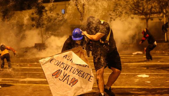 La policía atacó con una lluvia de bombas lacrimógenas a los manifestantes. (Foto: GEC)