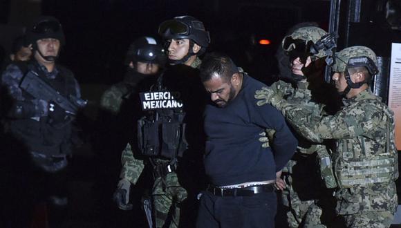Militares mexicanos escoltan a Orso Iván Gastélum Cruz, "el Cholo Iván", jefe de seguridad y mano derecha del capo Joaquín el "Chapo" Guzmán. (Foto de EFE)