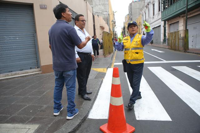 En varias calles del Damero de Pizarro se ensancharon las veredas para beneficiar a los peatones. Provisionalmente, han sido delimitadas con pinturas, macetas y conos (Foto: Atoq Ramón)
