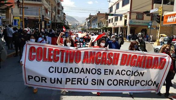 Hombres y mujeres se movilizan por las inmediaciones de la plaza de armas y calles de Huarás para expresar su rechazo a la vacancia de Martín Vizcarra. El colectivo Áncash Dignidad encabezó la protesta. (Foto: cortesía Reporte Konchucos)