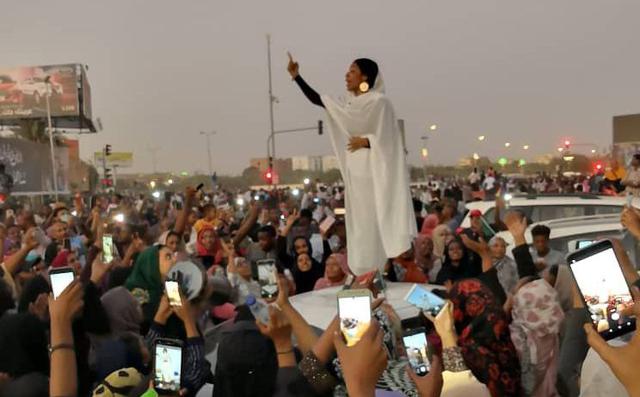 Alaa Salah, conocida como la "la reina nubia", se convirtió en el símbolo de las protestas en Sudán después de que se viralizara un video donde se la ve cantando y llamando a luchar contra el poder del presidente Omar al Bashir. (Reuters).