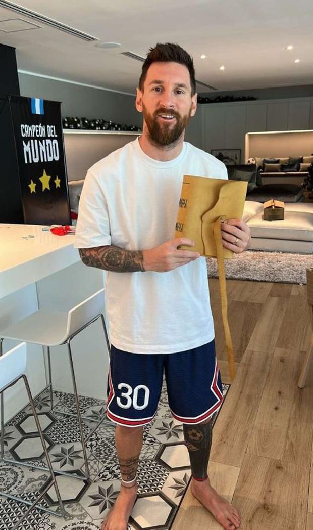 Lionel Messi recibió el Libro de Firmas de los vecinos de Kentucky, un barrio de Funes, al que visitó durante sus vacaciones.