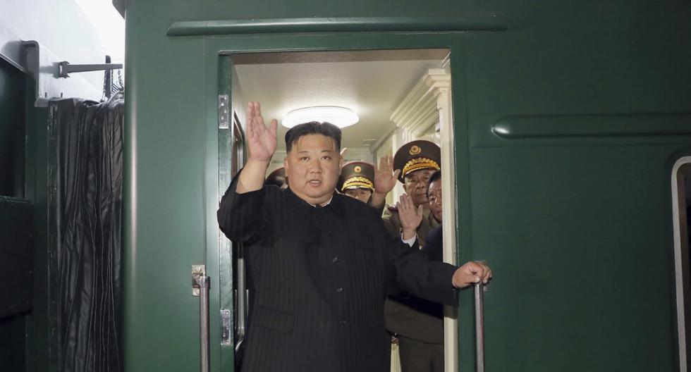 En esta foto del 10 de septiembre del 2023, el líder de Corea del Norte, Kim Jong-un, saluda desde un tren en Pyongyang, antes de su viaje a Rusia. (AP).