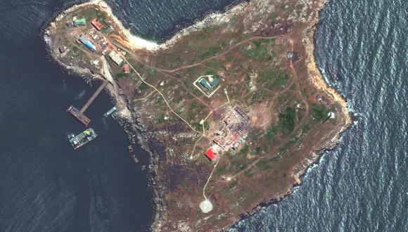 Una imagen satelital de la isla de las Serpientas tomada durante la ocupación de las fuerzas de Rusia. (Maxar Technologies/Handout via REUTERS).
