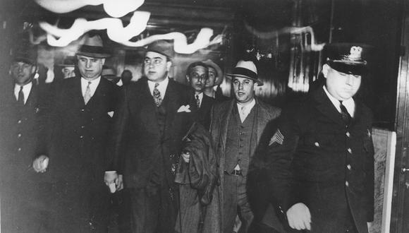 Al Capone es custodiado en su camino a la corte, en donde fue juzgado por evasión de impuestos, en 1931. AP